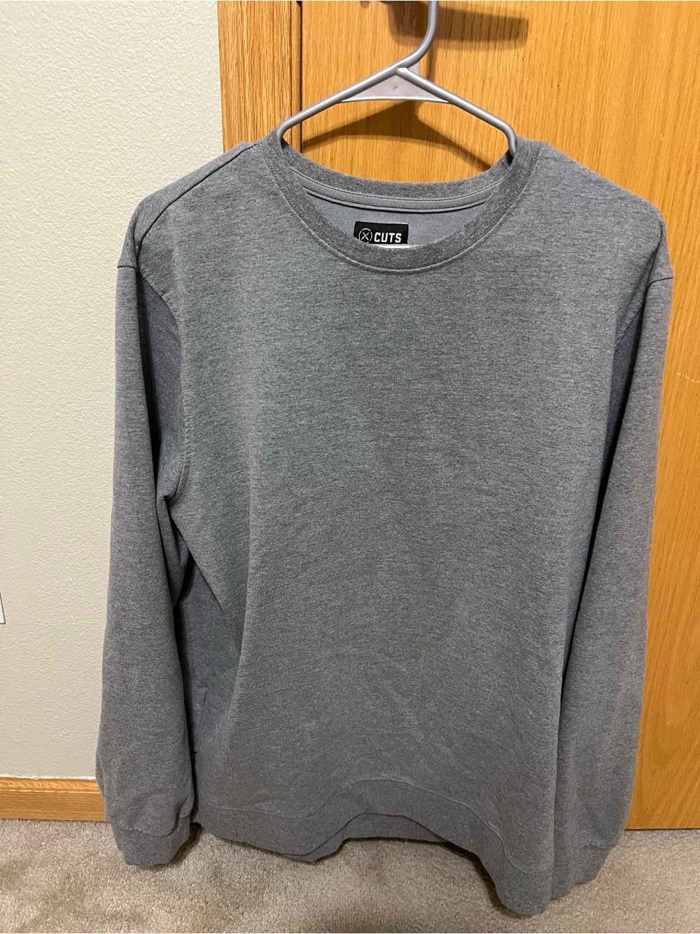 Cuts Men's Grey Crewneck Long-Sleeve Shirt